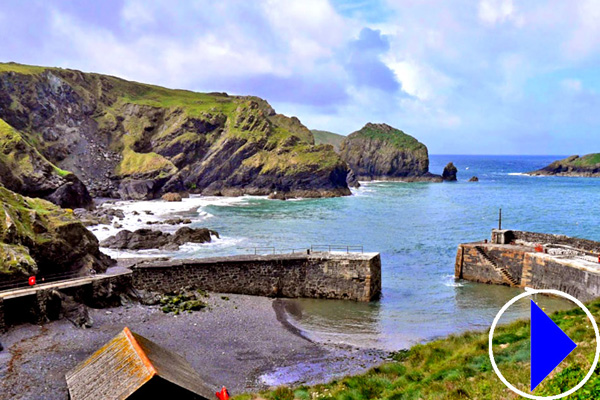 mullion cove in cornwall 