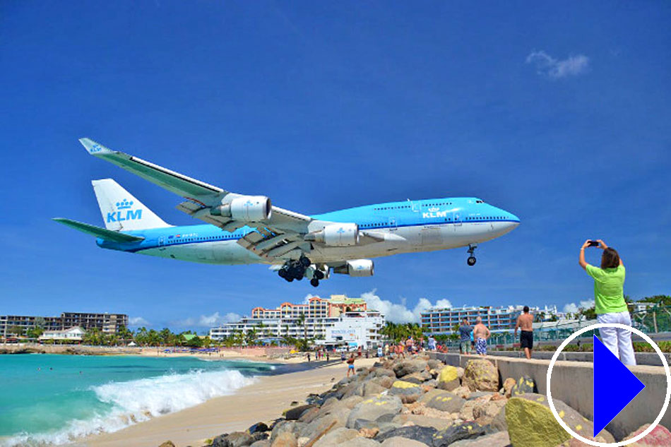 plane landing at moho beach